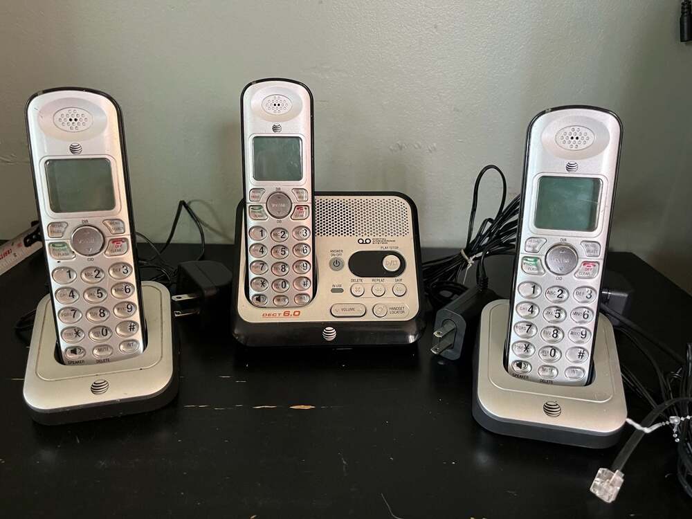 AT&T EL52300 DECT 6.0 Cordless Phone System with Answering Machine and 3 Handset